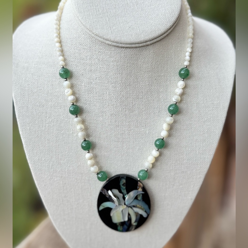 Vintage Mother of Pearl Abalone Inlay Floral Pendant Necklace Jade Beads - Picture 3 of 6
